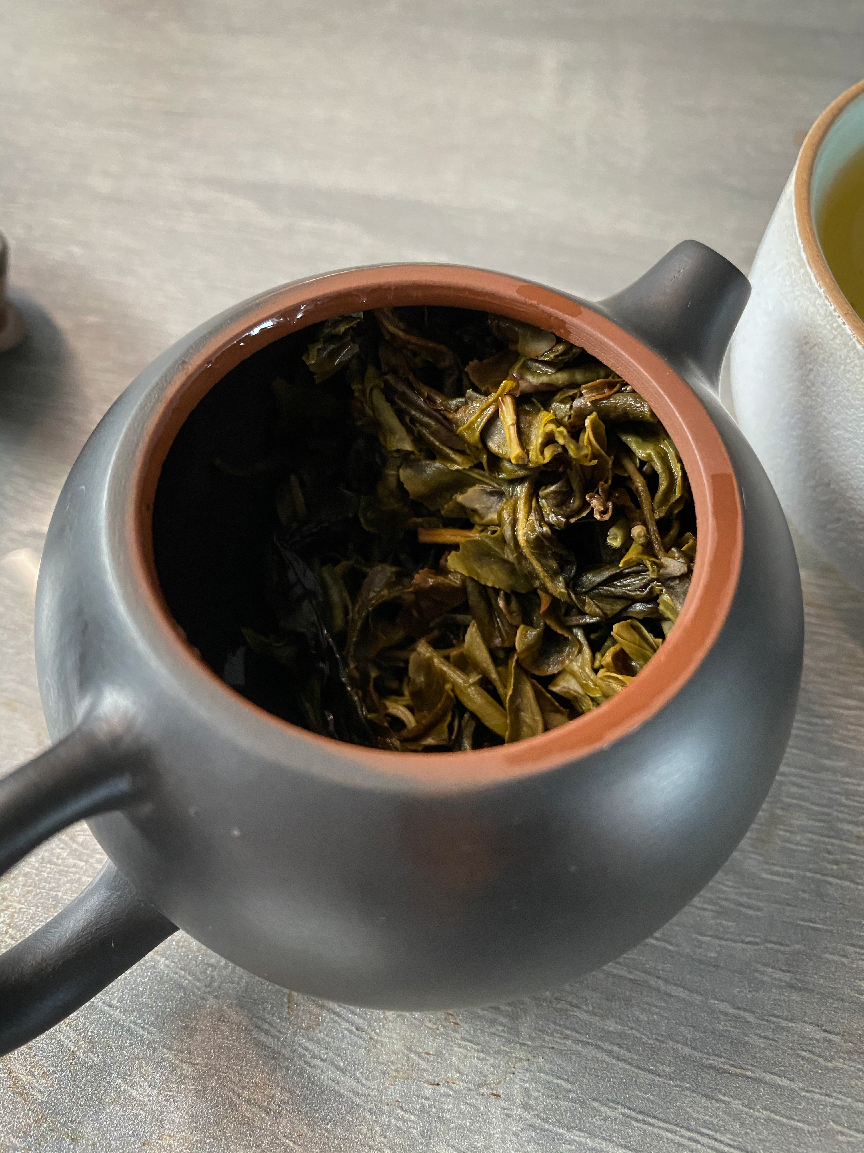 Leaves in da pot, post-brewing up a storm